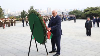 Лукашенко в Пхеньяне возложил венок к монументу "Освобождение"