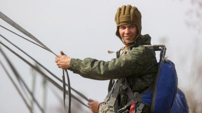 Сделать фото на фоне вертолета и в снаряжении парашютиста. Учащиеся Малоритского района побывали в 38-й бригаде