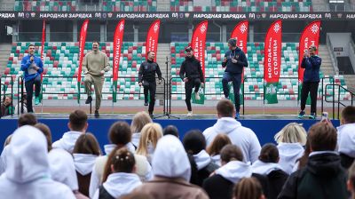 Олимпийские чемпионы провели зарядку для 3,5 тыс. студентов на минском стадионе "Динамо"