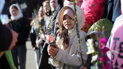 С вербой в руках и весной в сердце: как минчане встретили праздник Входа Господня в Иерусалим