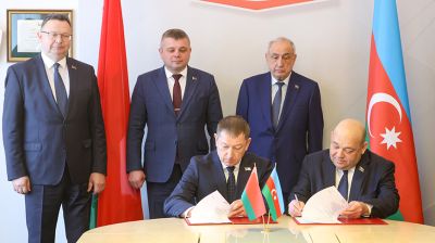 МАЗ поставит 100 машинокомплектов для производства коммунальной техники в Азербайджан