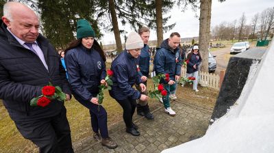 "Почтить память предков и показать пример другим". В Беларуси стартовал проект "Цветы Великой Победы" 