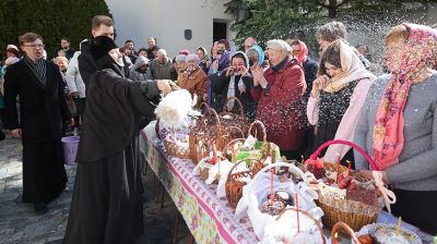 Православные верующие в Гродно освящают пасхальную трапезу в Свято-Рождество-Богородичном женском монастыре  
