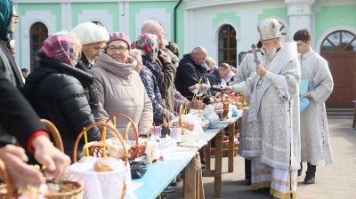 С верой в сердце. Православные верующие освящают куличи в храмах Бреста  