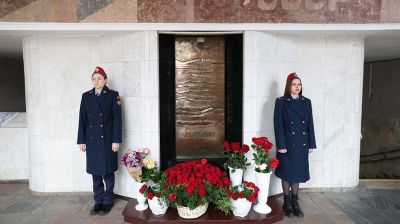 Почетный караул, живые цветы. У станции метро "Октябрьская" в Минске почтили память жертв трагедии 2011 года  