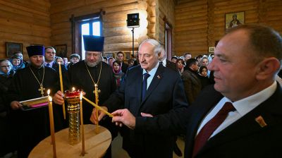 Лукашенко зажег пасхальную свечу в одном из деревенских храмов 