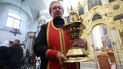 Благодатный огонь от гроба Господня доставили в Минск  