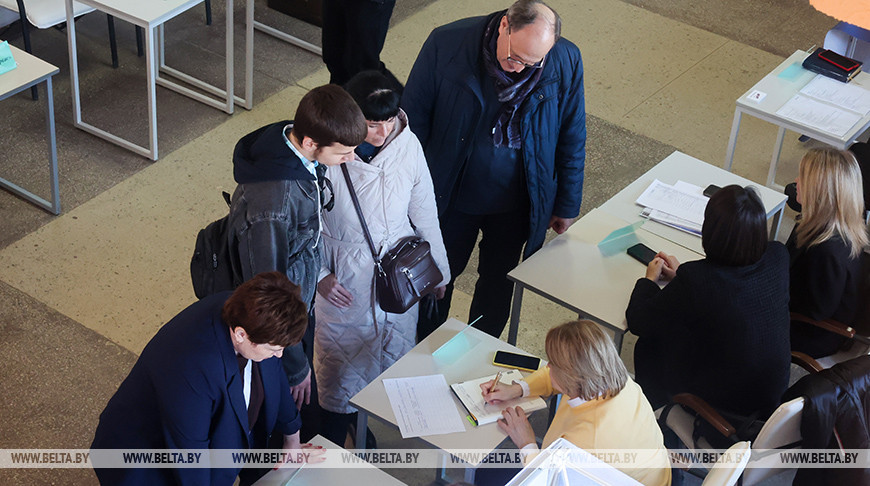 Спасатели, водители, продавцы. Какую работу предложили молодежи на ярмарке вакансий в Могилеве