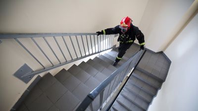 24 этажа скоростного подъема. Конкурс среди спасателей прошел в Минске
