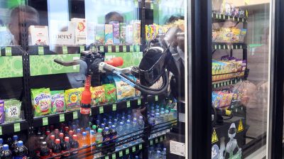 Робот-продавец появился на заправке под Гомелем