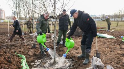 Республиканский субботник: депутаты Палаты представителей благоустроили столичный парк 