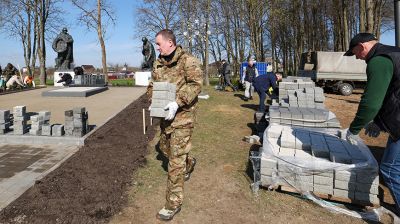 Республиканский субботник: премьер-министр принял участие в благоустройстве братской могилы в Минском районе 
