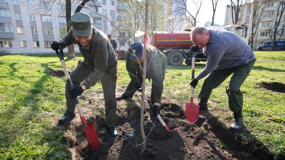 Республиканский субботник: сотрудники Госсекретариата приняли участие в благоустройстве сквера 