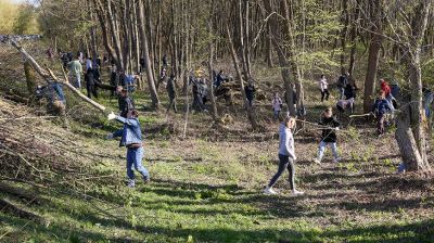 Республиканский субботник: брестчане трудились на территории Брестской крепости 