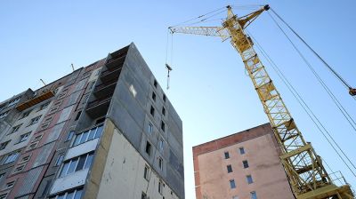 Строители завершают монтаж панелей в пострадавшей при вспышке газа десятиэтажке в Гомеле