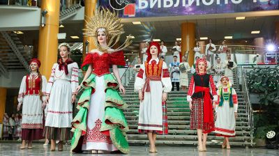 Ночные экскурсии и мастер-классы по каллиграфии: как встретили "Библионочь" в Национальной библиотеке Беларуси