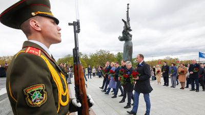 Праздник труда начался с возложения цветов к стеле "Минск - город-герой"