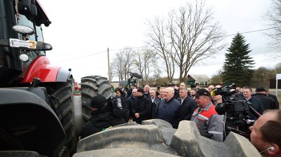 Лукашенко ознакомился с перспективами развития отечественного тракторостроения