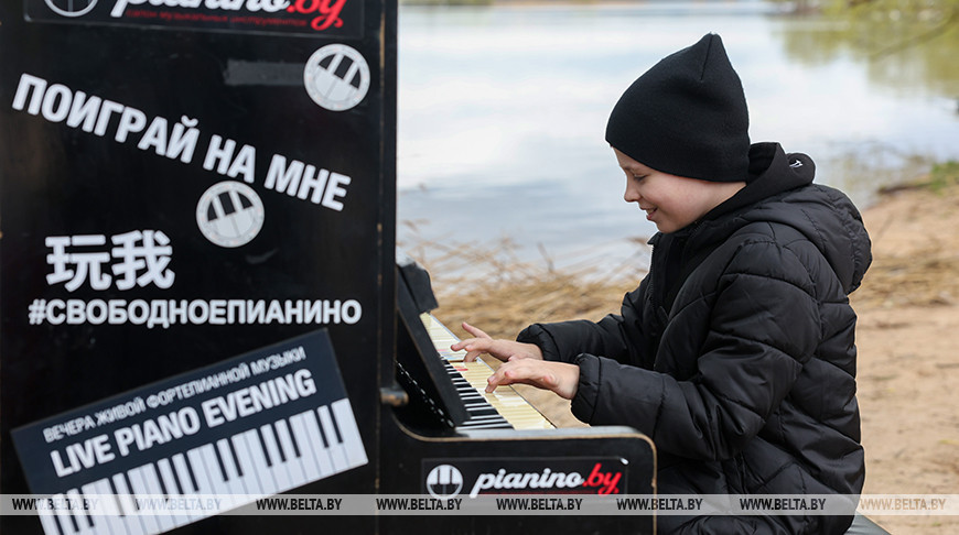 Живая музыка звучала на фоне природы: акция "Свободное пианино" прошла на Минском море