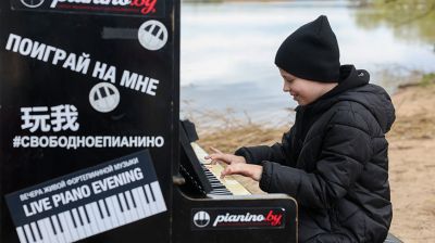 Живая музыка звучала на фоне природы: акция "Свободное пианино" прошла на Минском море