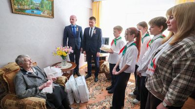В Витебске накануне Дня Победы поздравили узницу концлагерей Нину Батову
