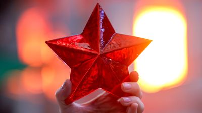 Как создают "Красные звезды Героев", которые в Гродненской области устанавливают на могилах ветеранов