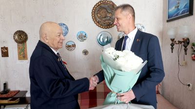 Накануне Дня Победы поздравили участника ВОВ Александра Когана из Витебска
