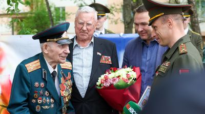 Ветераны Великой Отечественной войны принимают поздравления с 9 Мая 