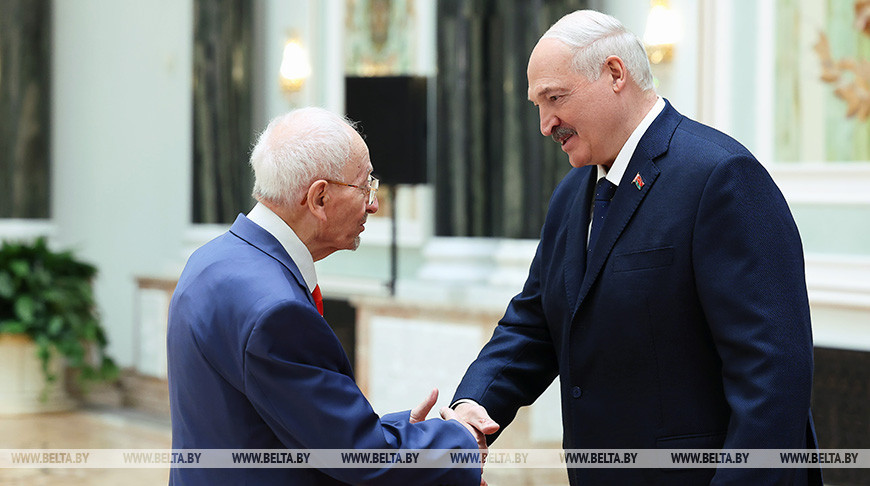 Лукашенко в преддверии священного праздника Дня Победы вручил государственные награды