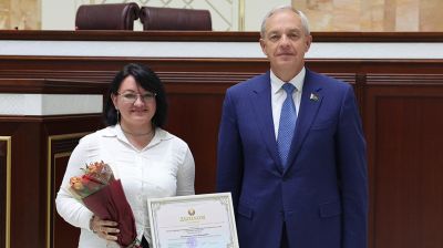 "Вы выстраиваете открытый диалог между обществом и властью". Сотрудников СМИ наградили в Палате представителей 