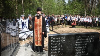 Обновленный памятный знак жертвам геноцида в годы ВОВ открыли в Могилевском районе 