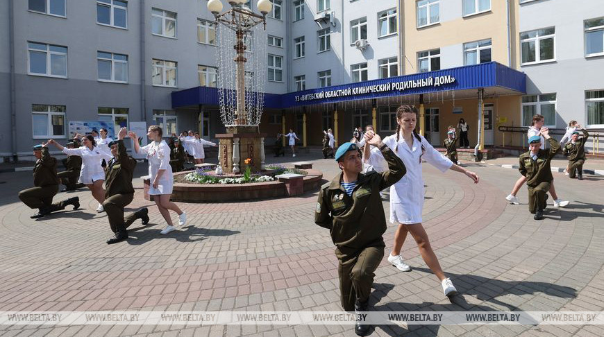 "Вальс Победы" станцевали в Витебском областном клиническом роддоме 