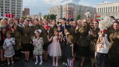 Более сотни Екатерин спели песню "Катюша" на площади Единства в Могилеве