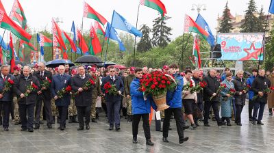 Народное возложение цветов к монументу Победы проходит в Минске