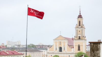 Знамя Победы подняли над Гродненским областным драматическим театром