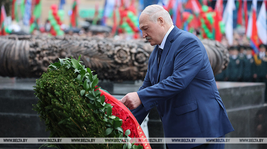 Лукашенко возложил венок к монументу Победы в Минске 