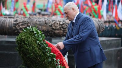 Лукашенко возложил венок к монументу Победы в Минске 