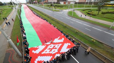 Шествие с самым большим флагом Беларуси стартовало от стелы "Минск - город-герой" 