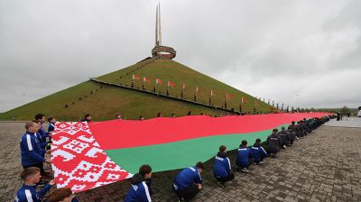 Под звуки марша. На Кургане Славы пронесли 100-метровое полотнище государственного флага 
