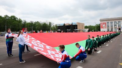 С огромной гордостью за достижения страны. Государственный флаг в 81 м пронесли по главной площади Гомеля 