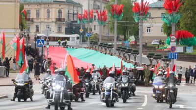 "Герб, флаг и гимн вдохновляют на свершения". Тысячи гродненцев объединились на торжественном митинге 