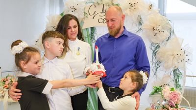 Пример для молодых пар. Более 20 многодетных семей чествовали в Гомельской области 