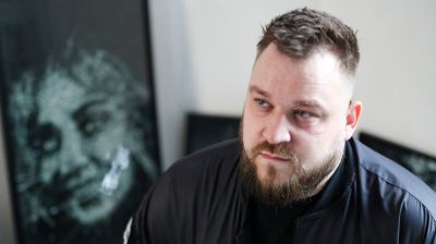 Хрустальный художник. Мастер-самоучка из Барановичей создает уникальные картины на стекле