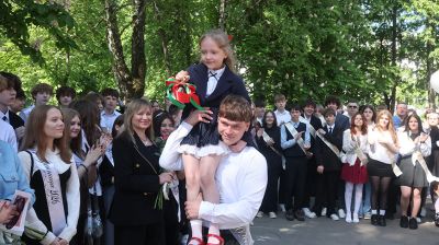 Последние звонки для выпускников 9-х и 11-х классов прозвенели по всей Беларуси