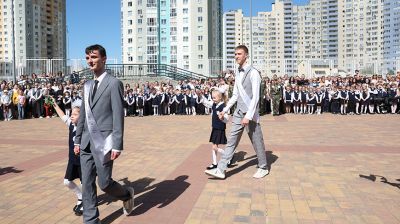 "Здесь я нашла друзей и научилась стремиться к цели". Последний звонок прозвучал в гимназии №41 Минска  