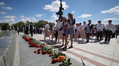 "Память, которую мы храним". Столичные выпускники возложили цветы к стеле "Минск - город-герой"  