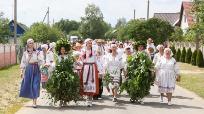 Зеленый наряд, песни и столы с угощениями: в Жабинковском районе провели обряд "Вождение куста"