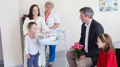 "Бацькава кашуля" для третьего ребенка. Трогательный проект для многодетных семей стартовал в Беларуси