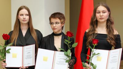 Учащимся и педагогическим работникам Минска вручили свидетельства спецфонда Президента