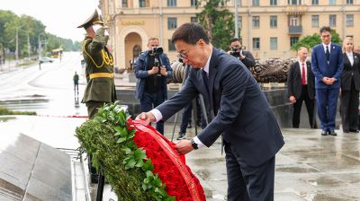 Заместитель председателя КНР возложил венок к монументу Победы в Минске
